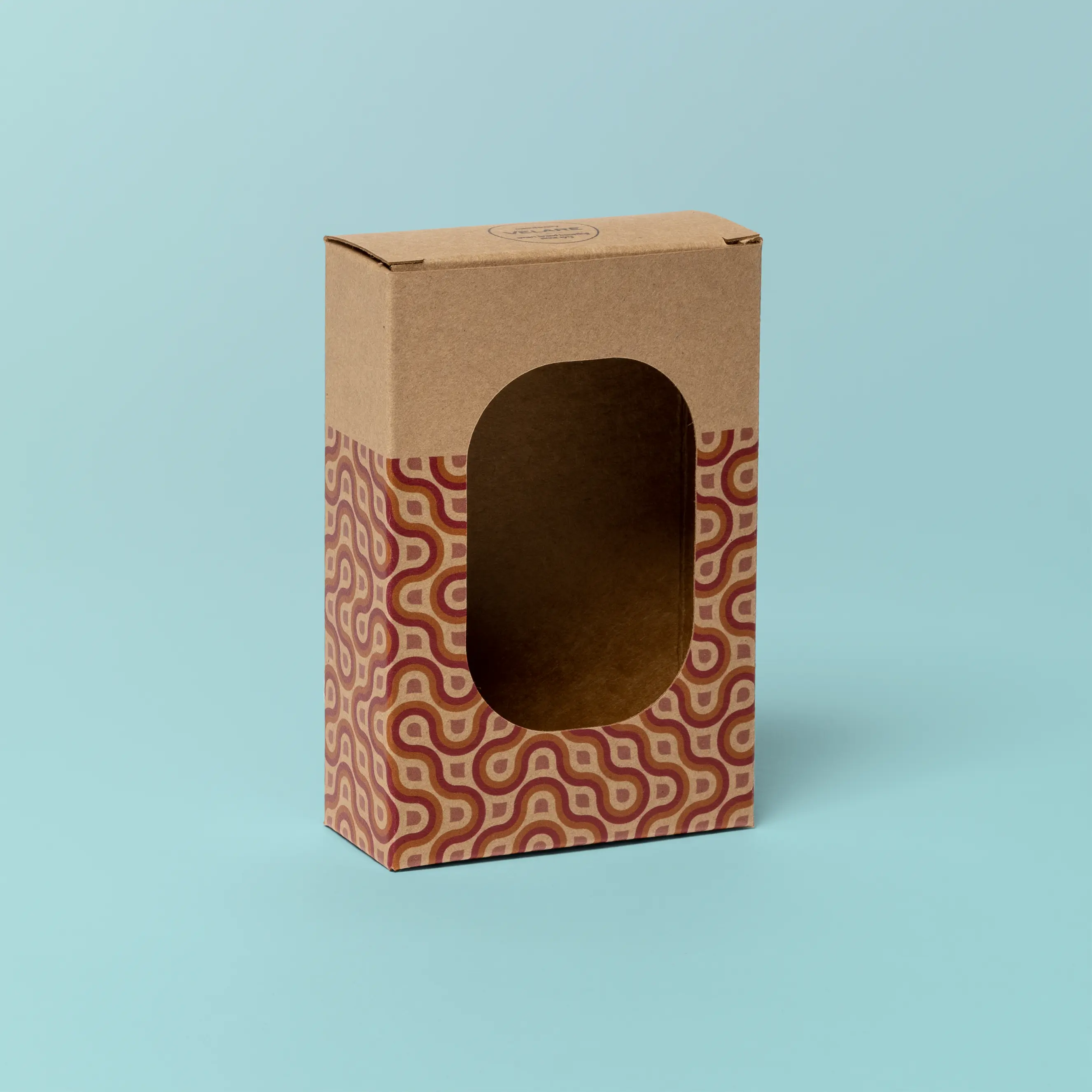 Musterverpackung aus braunem Karton mit Sichtfenster, grüner Hintergrund