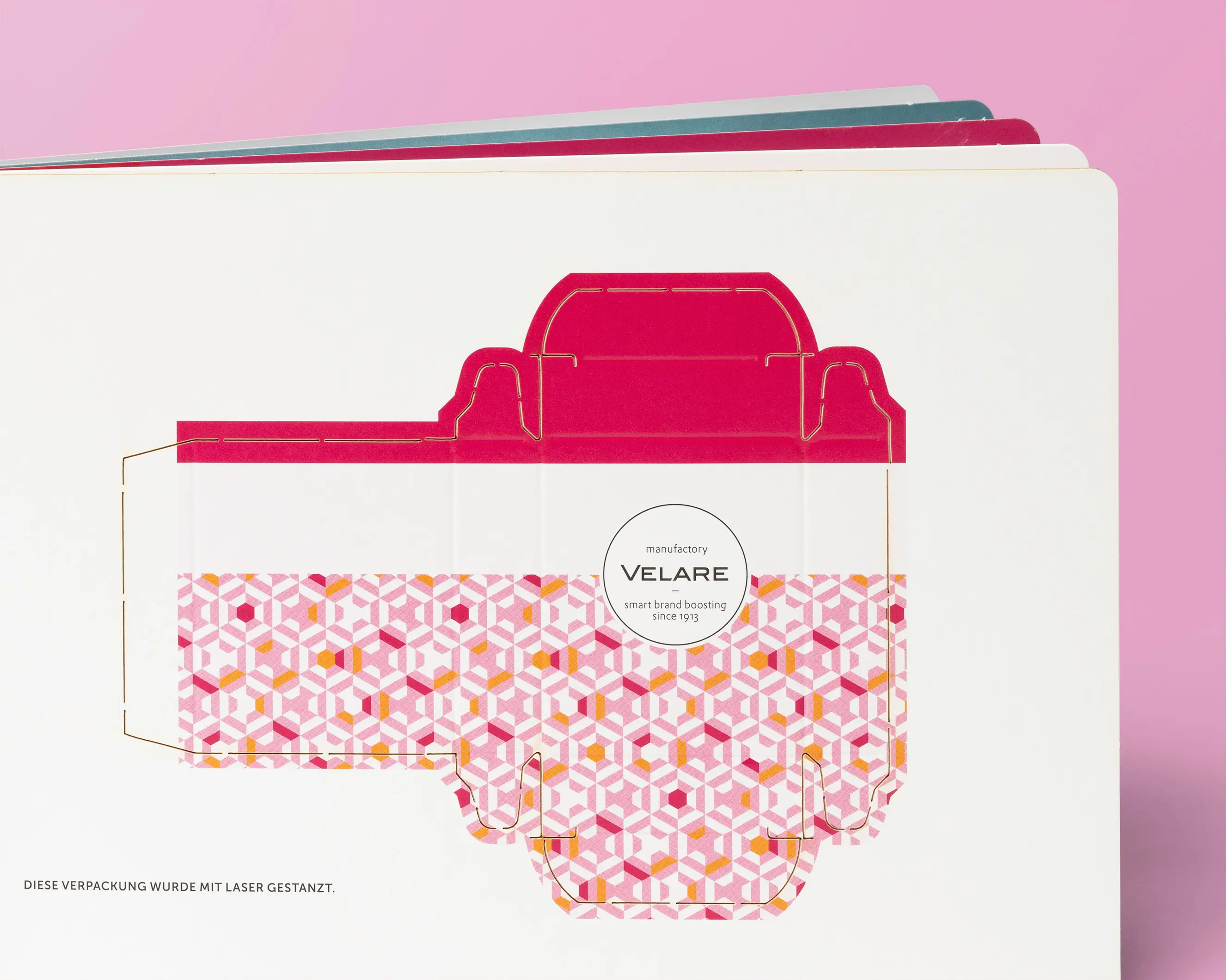 Musterbuch, Laserstanze, kleine Verpackung, pinker Hintergrund