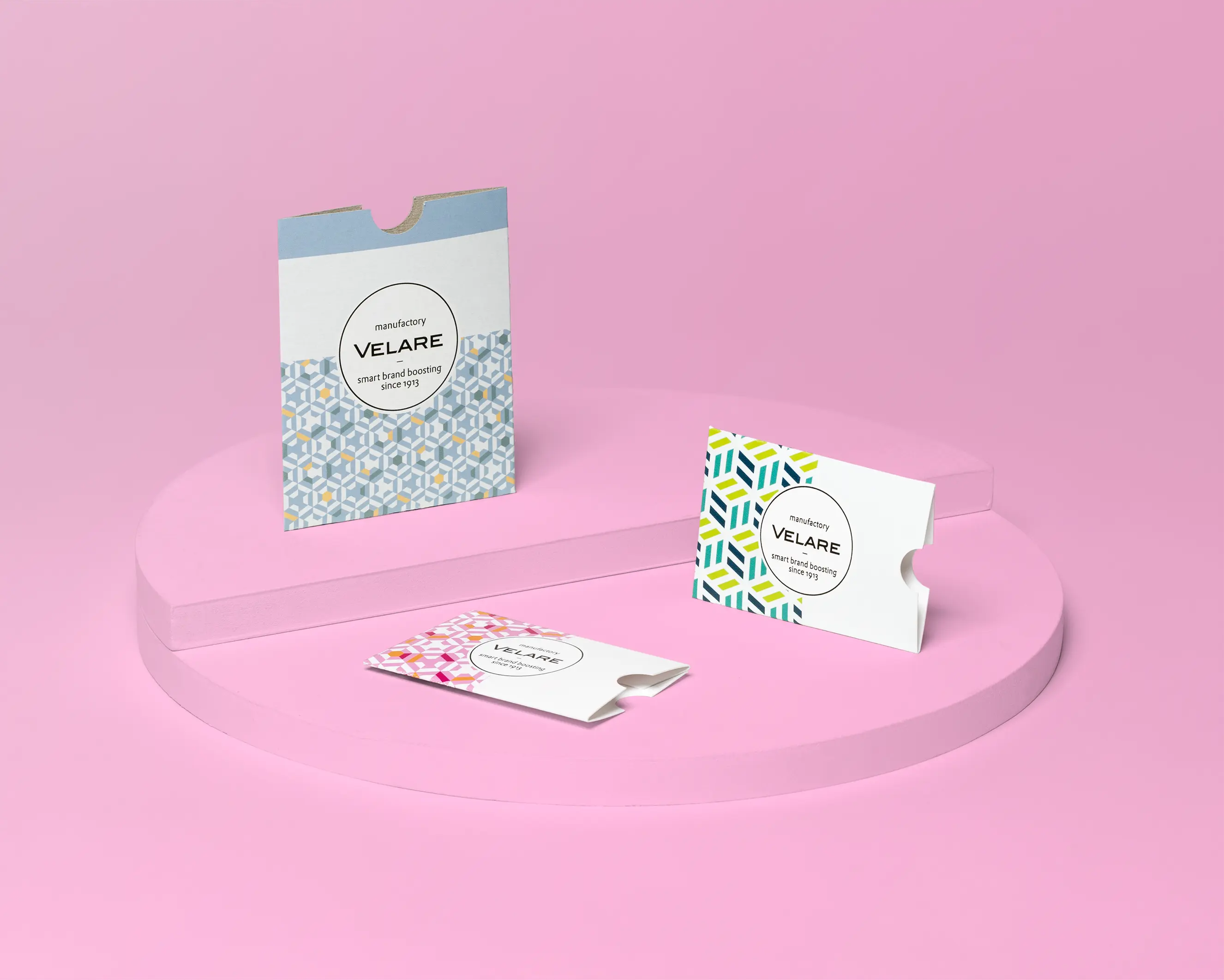 Kartenhülle ohne Verschluss, drei Verpackungen auf dem Podest, pinker Hintergrund