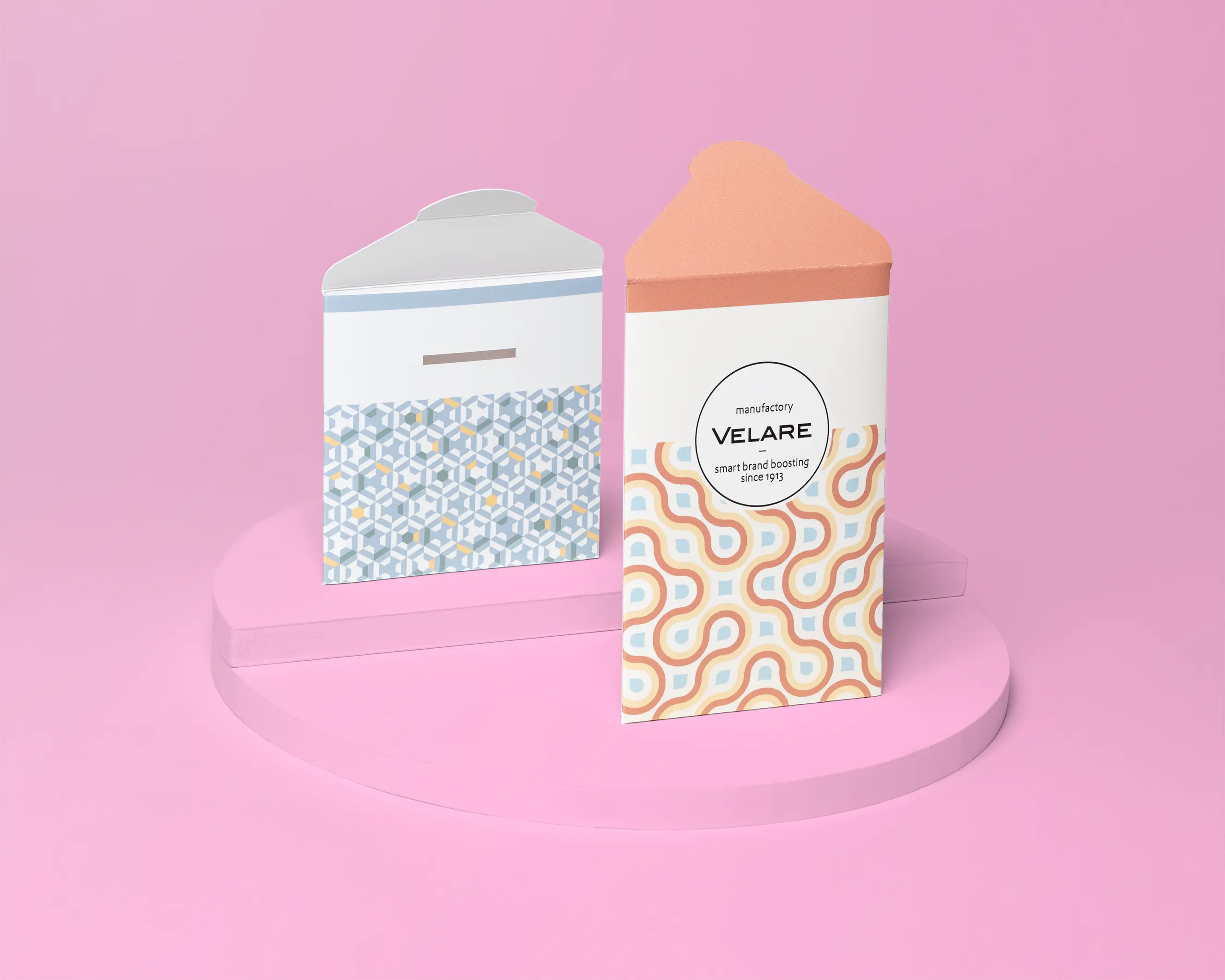 Kartenhülle mit Verschluss, zwei Verpackungen, eine von vorne und eine von hinten, auf dem Podest, pinker Hintergrund
