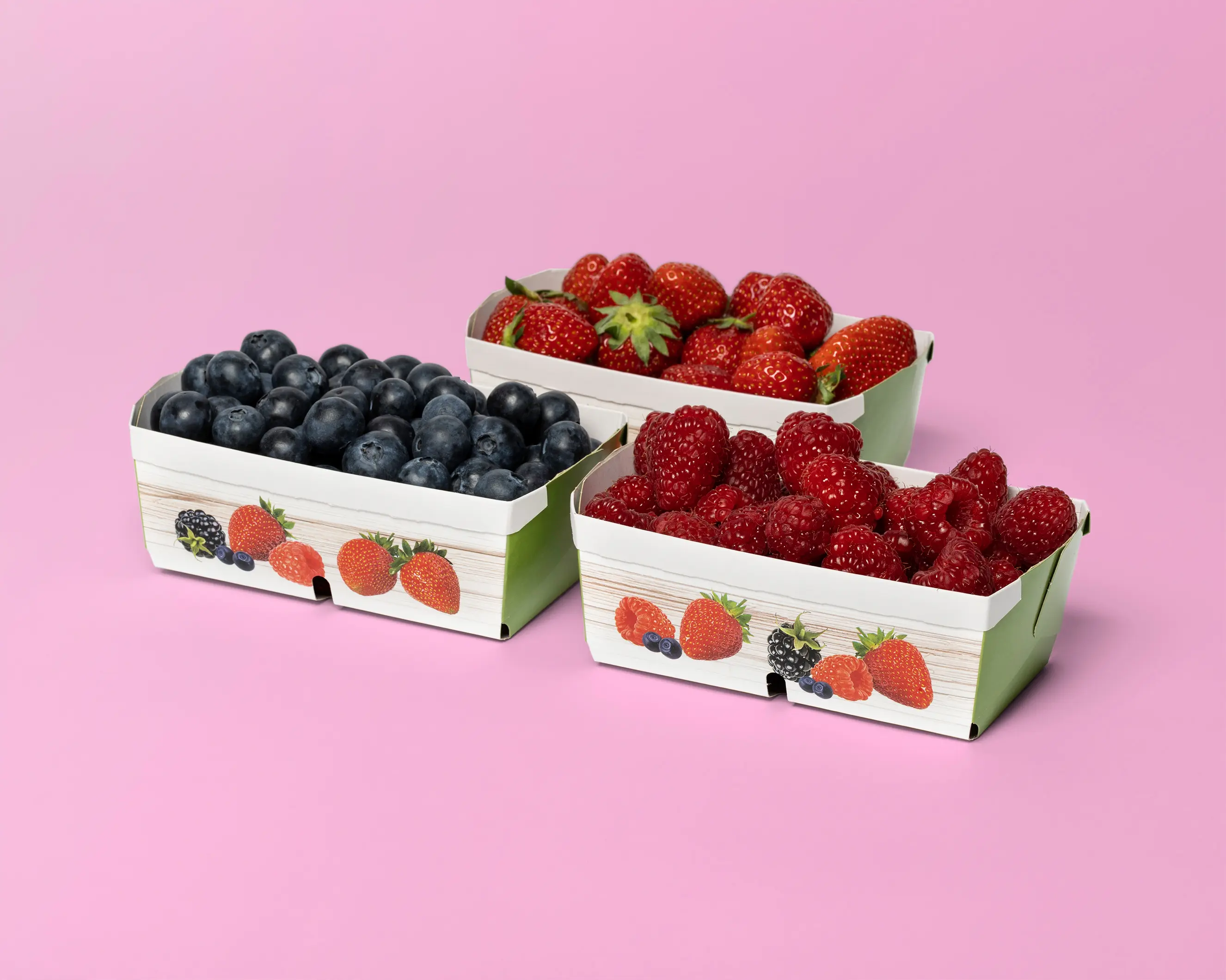 Beerenschale, drei Schalen mit 250g gefüllt mit Erdbeeren, Heidelbeeren, Himbeeren, pinker Hintergrund
