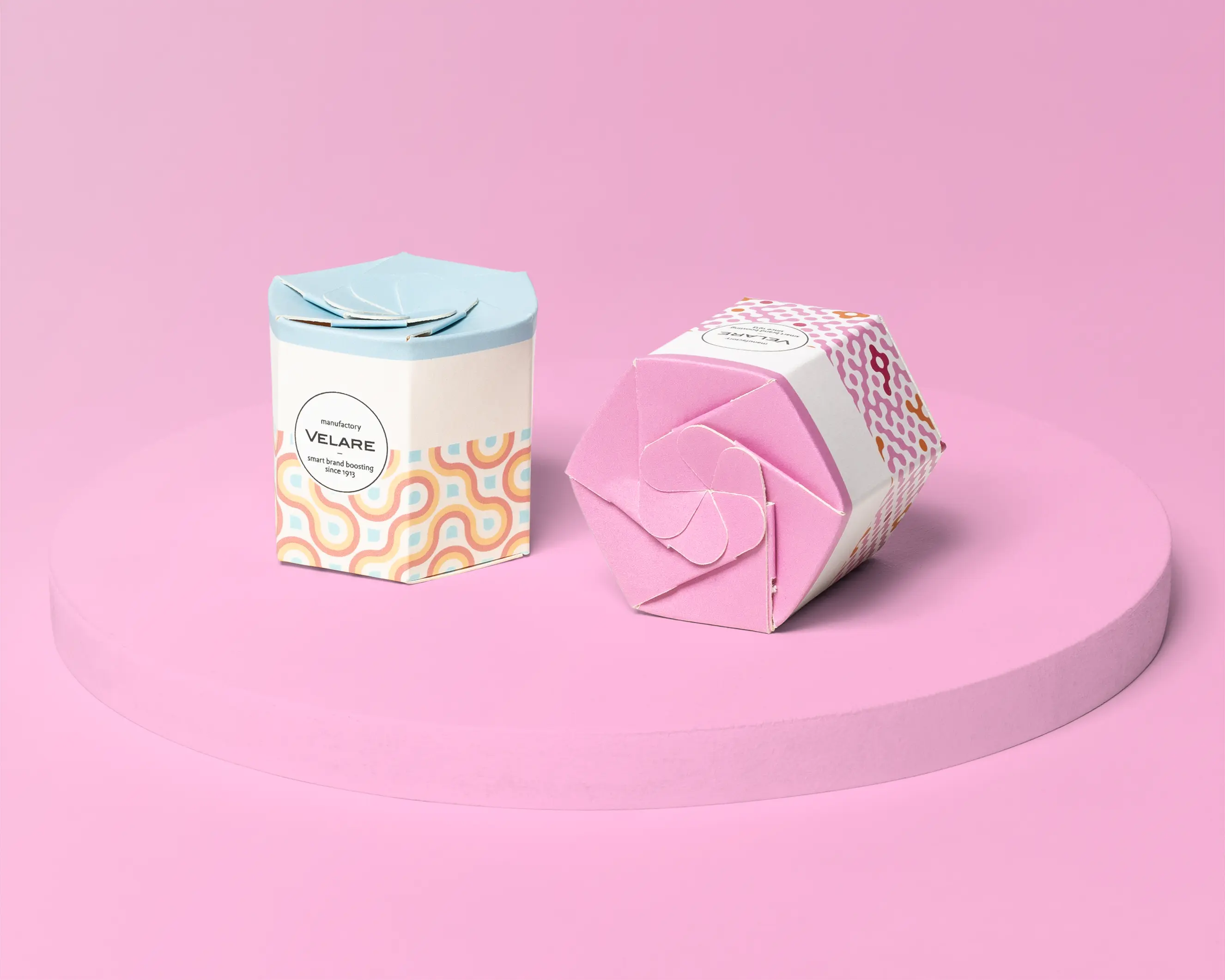 Sechseckige Geschenkverpackung Schleifenverschluss, zwei Schachteln, pinker Hintergrund