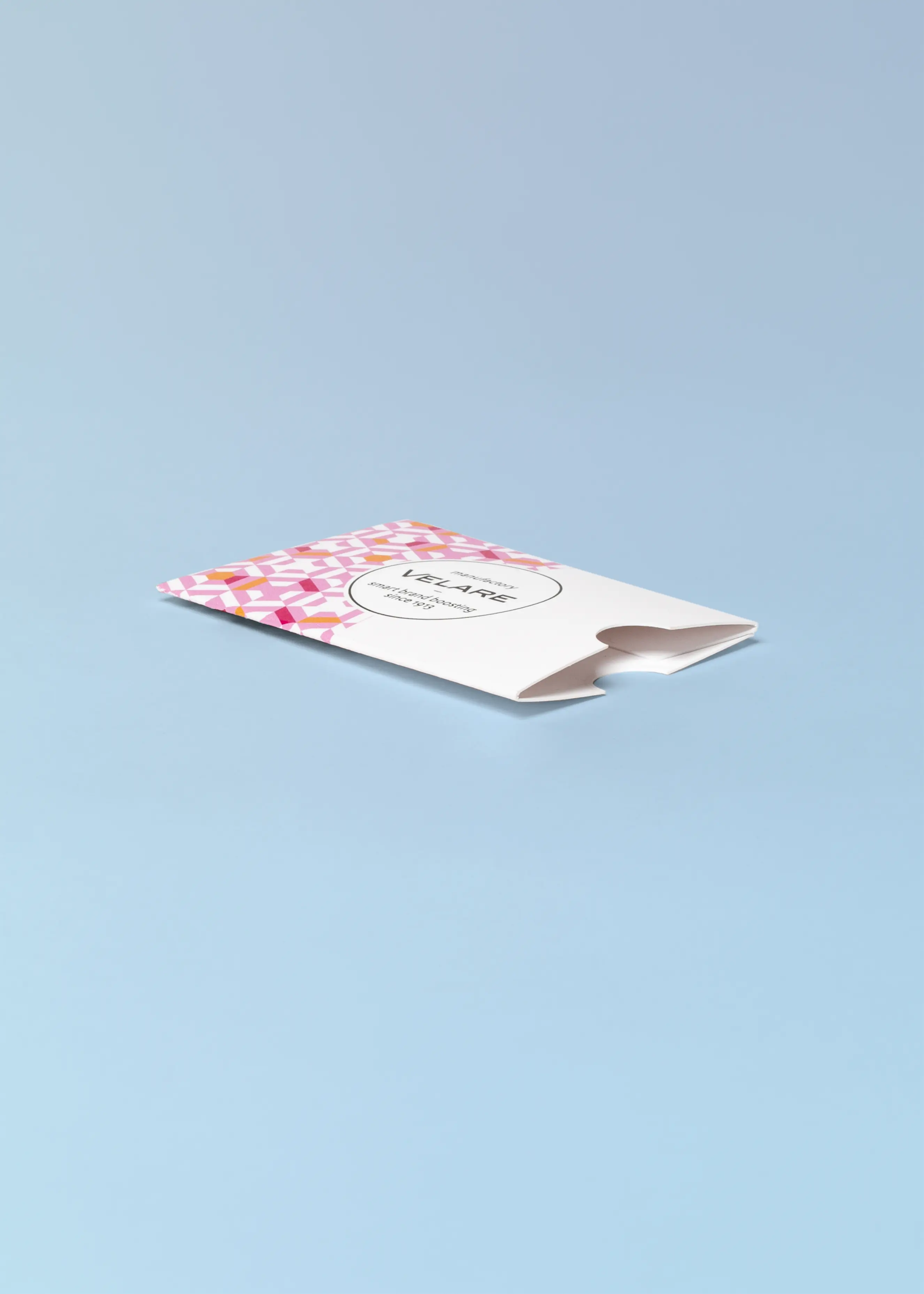 Kartenhülle ohne Verschluss, liegend, rosa Muster, blauer Hintergrund