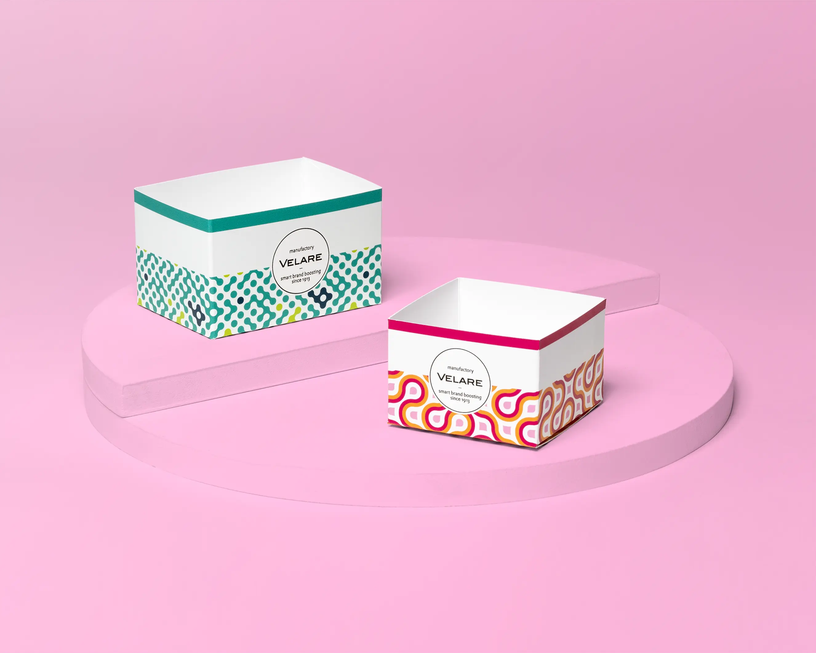 Offener Schuber mit Steckboden, zwei Schachteln, pinker Hintergrund
