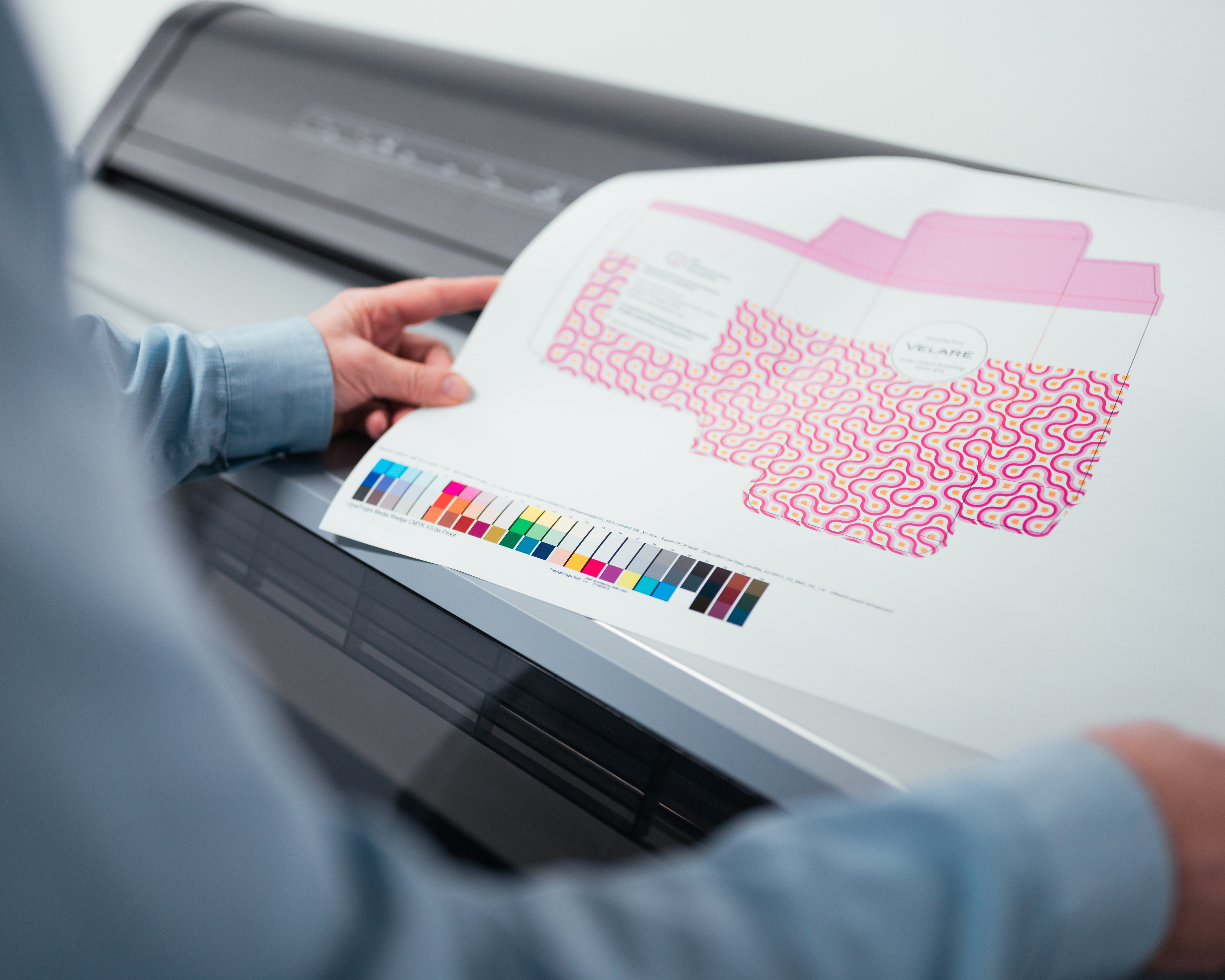 Profi Datenprüfung mit farbverbindlichen Proof, Daten vor einem Drucker