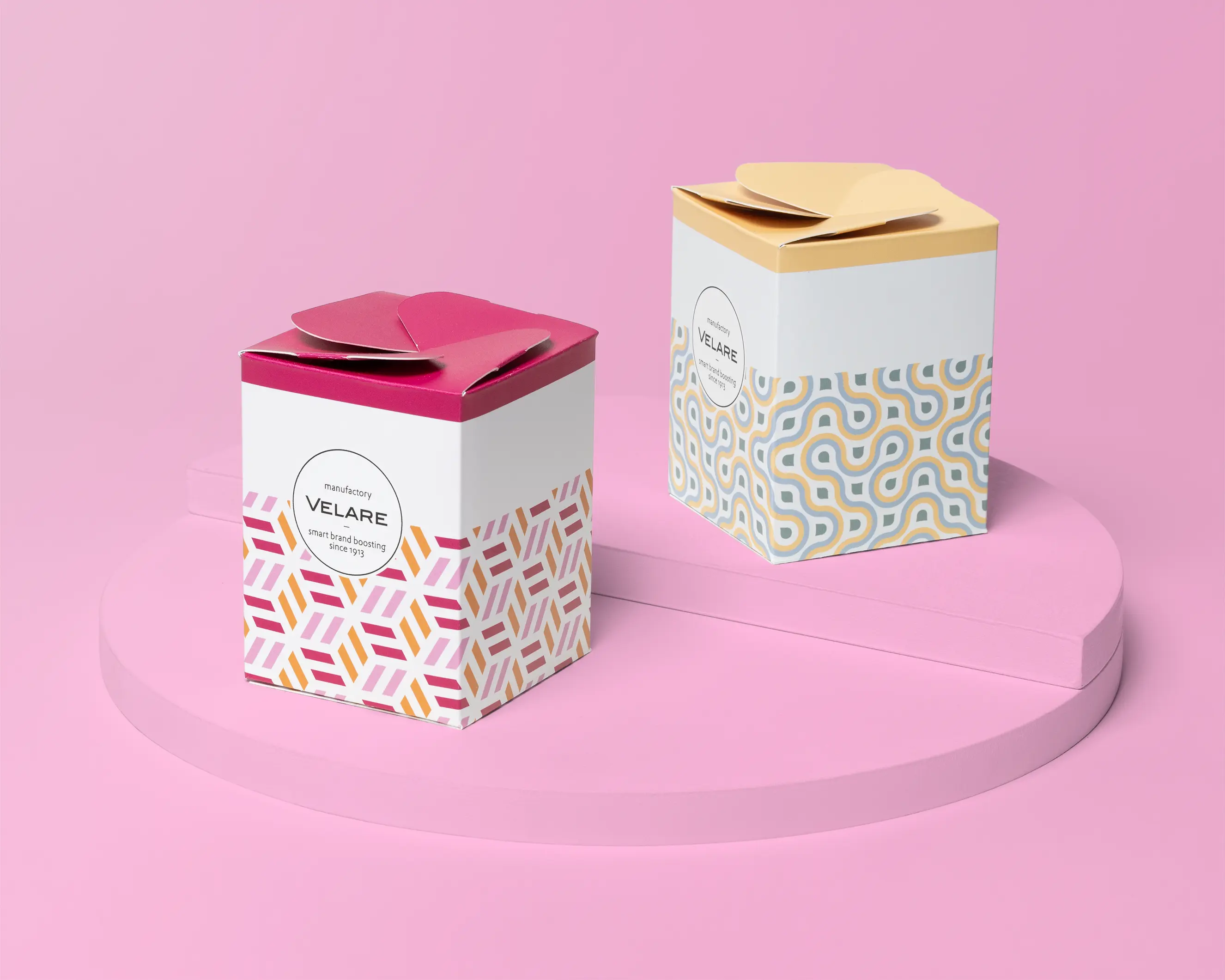  Geschenkverpackung mit Schleifenverschluss, zwei Verpackungen auf dem Podest, pinker Hintergrund