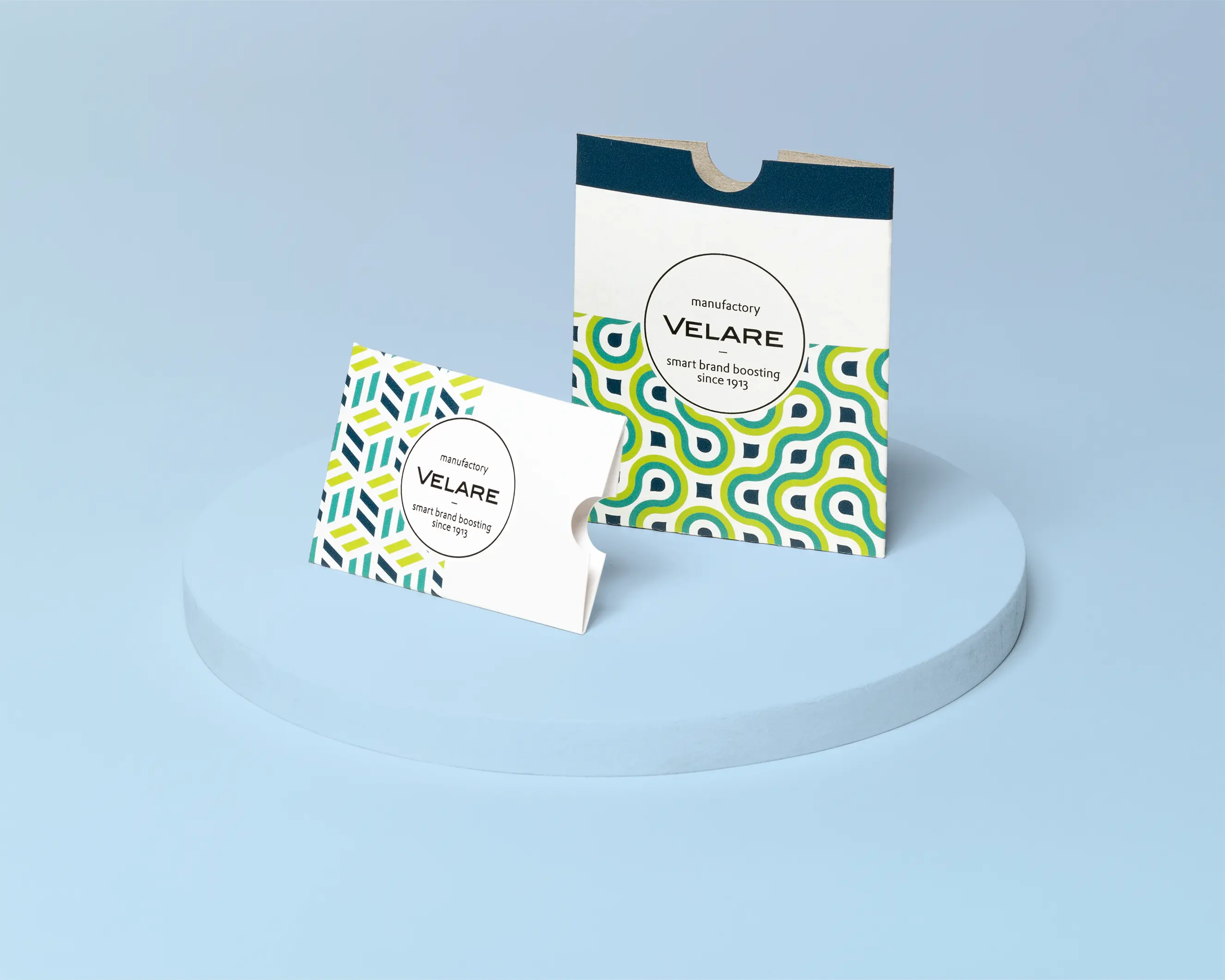 Kartenhülle ohne Verschluss, zwei Verpackungen auf dem Podest, blauer Hintergrund