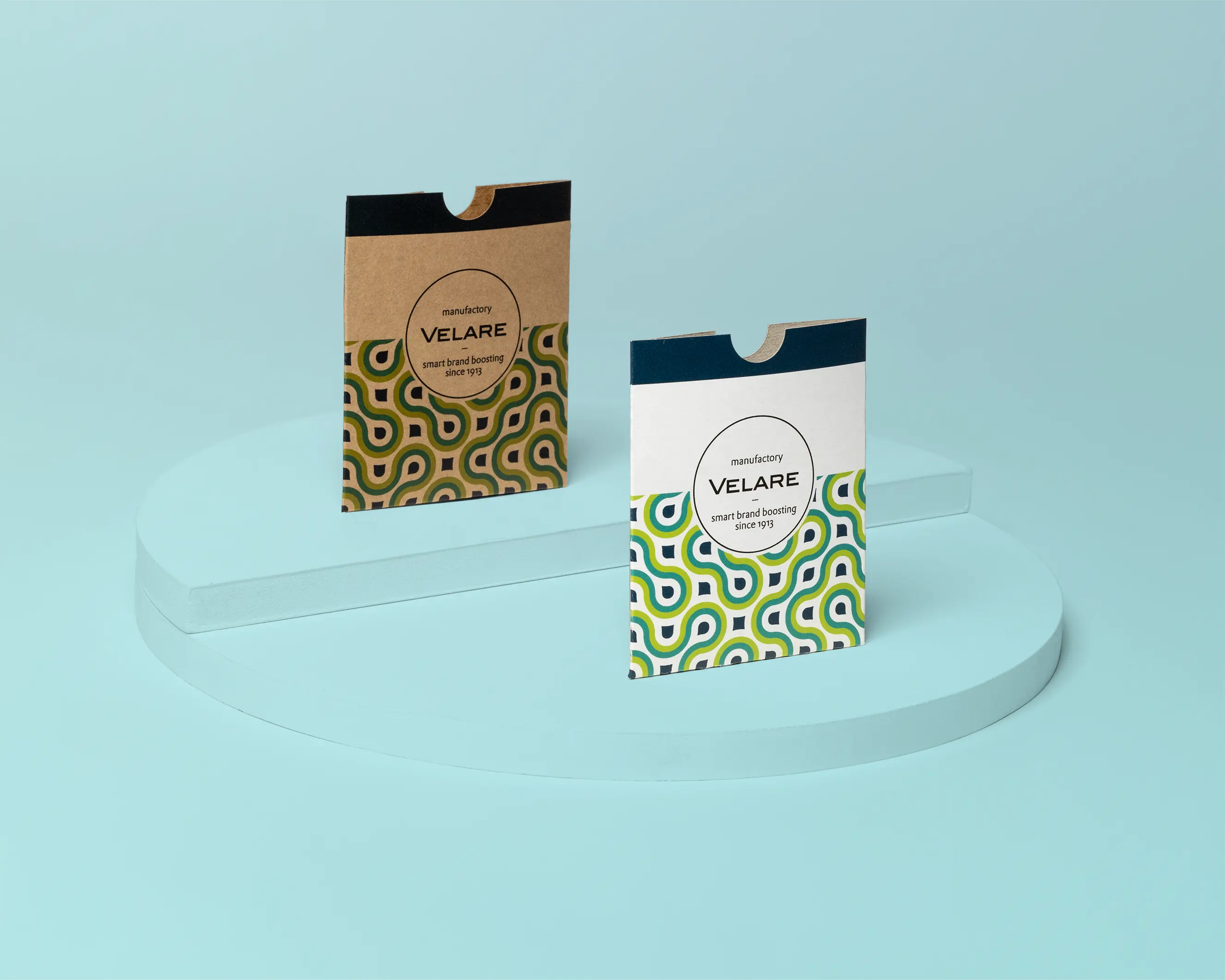Kartenhülle ohne Verschluss, zwei Verpackungen stehend auf dem Podest, grüner Hintergrund
